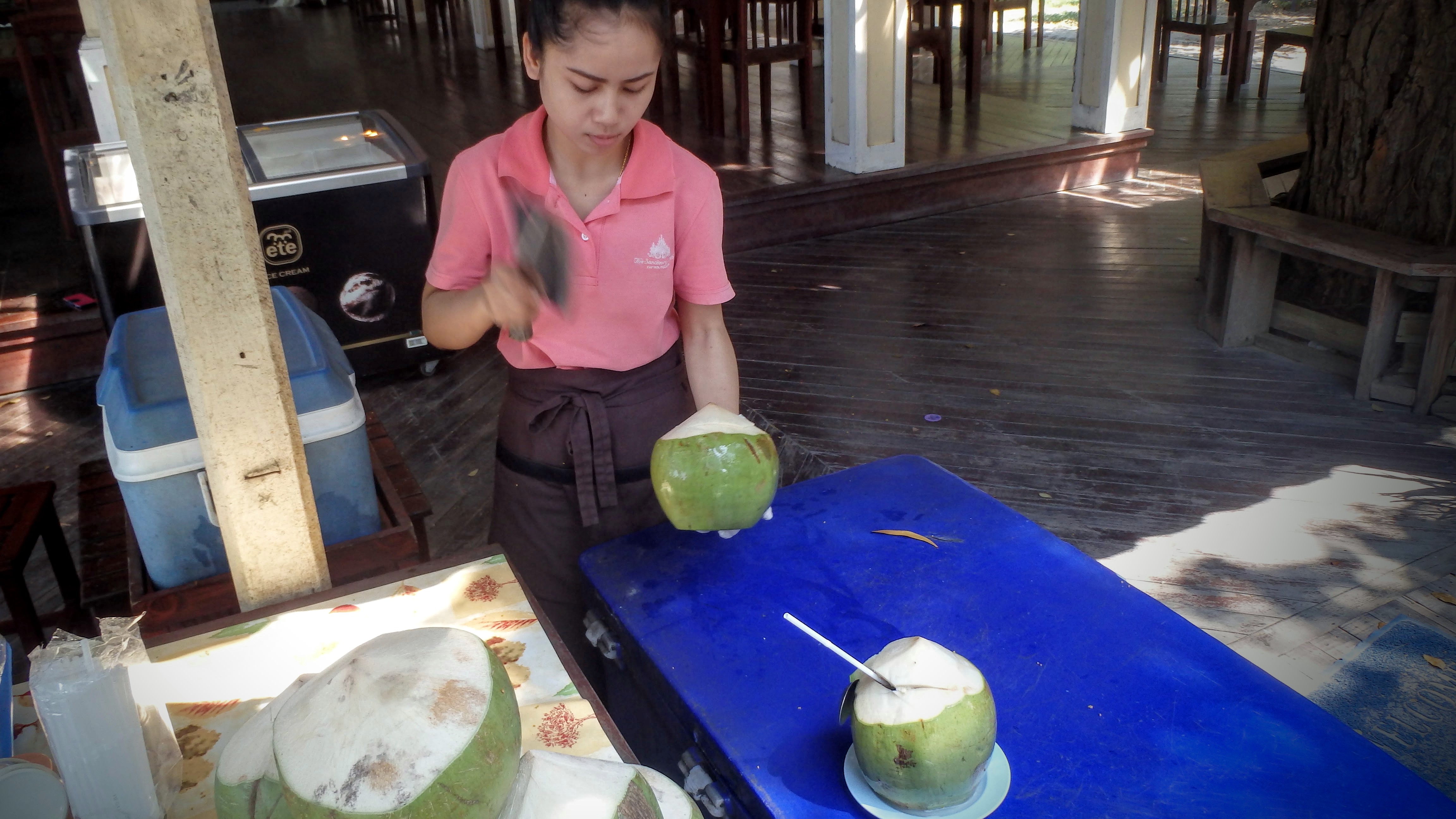 Кровожадная тайка в одной перчатке рубит кокос в капусту