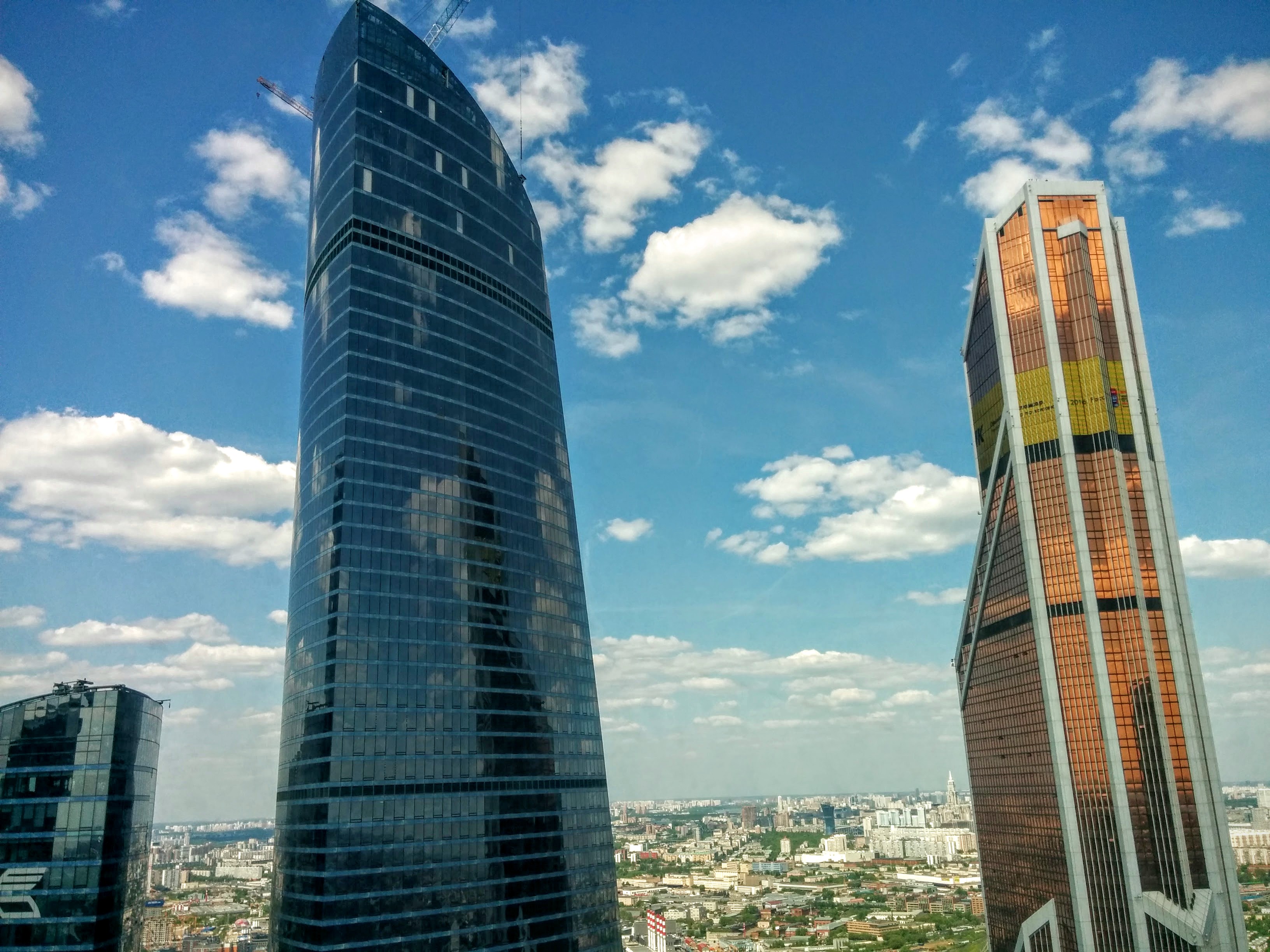 Более высокие небоскрёбы Москва-сити. Вид со смотровой на небоскрёбе Империя